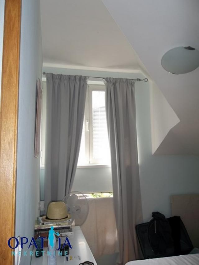 Opatija-privlačna lokacija, veliki dvoetažni stan u vili