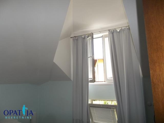 Opatija-privlačna lokacija, veliki dvoetažni stan u vili