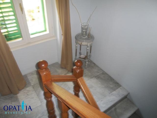 Opatija-privlačna lokacija, veliki dvoetažni stan u vili