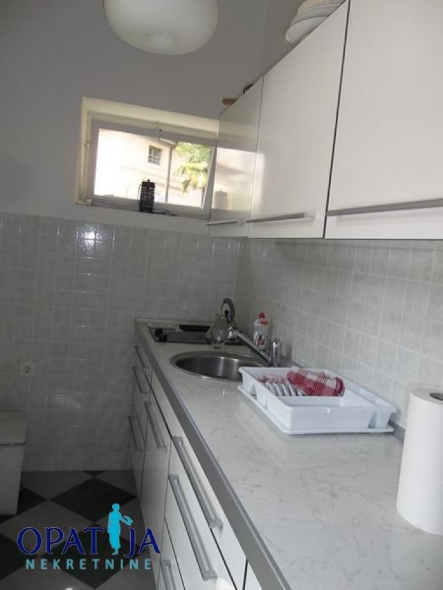 Opatija-privlačna lokacija, veliki dvoetažni stan u vili
