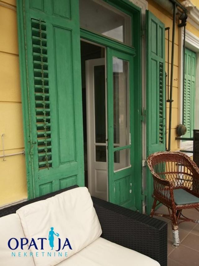 Opatija-privlačna lokacija, veliki dvoetažni stan u vili