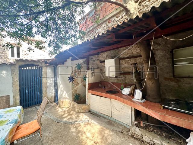Kuća s konobom i prostranim dvorištem u Murteru, 80,57 m2