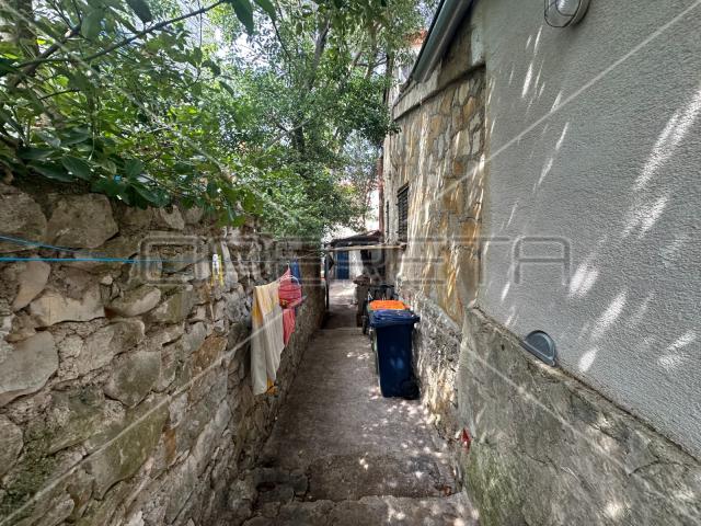 Kuća s konobom i prostranim dvorištem u Murteru, 80,57 m2