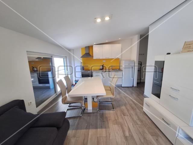 Apartmanska kuća u centru Jezera, investicija