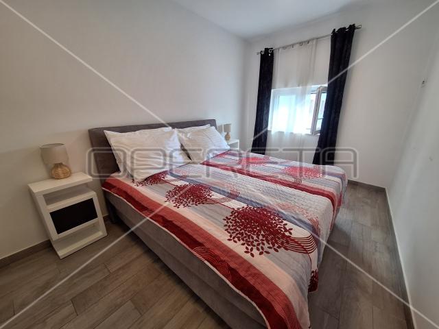 Apartmanska kuća u centru Jezera, investicija