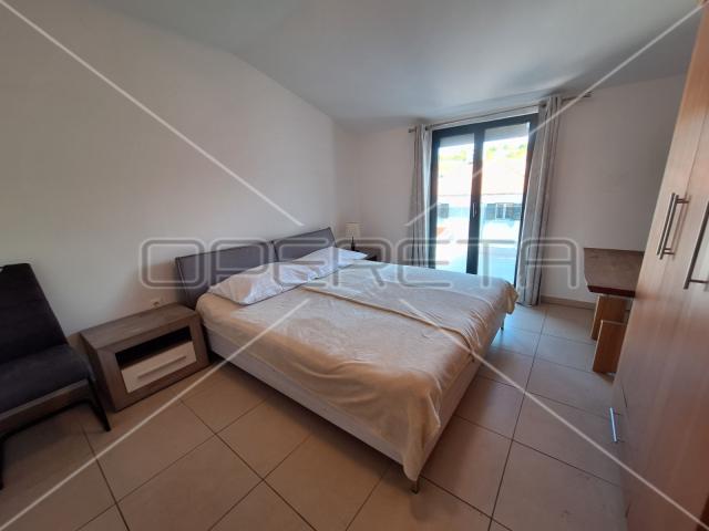 Apartmanska kuća u centru Jezera, investicija