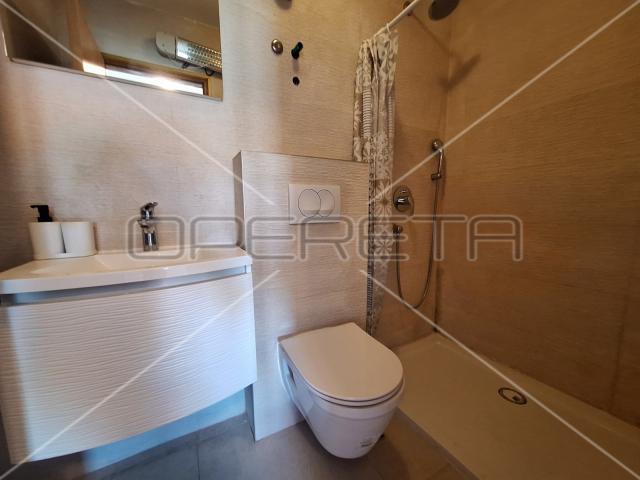 Apartmanska kuća u centru Jezera, investicija