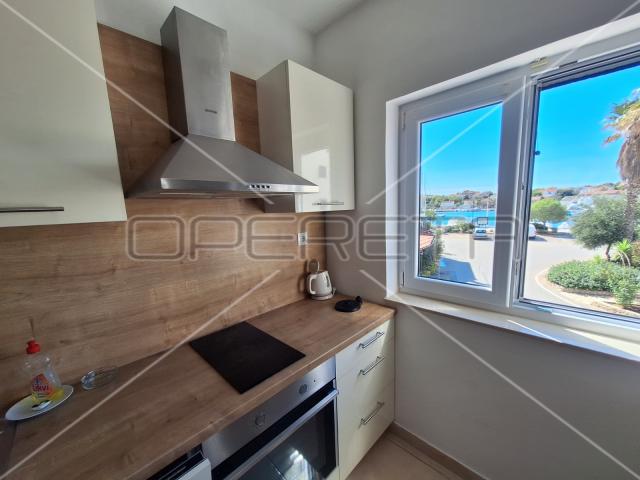 Apartmanska kuća u centru Jezera, investicija