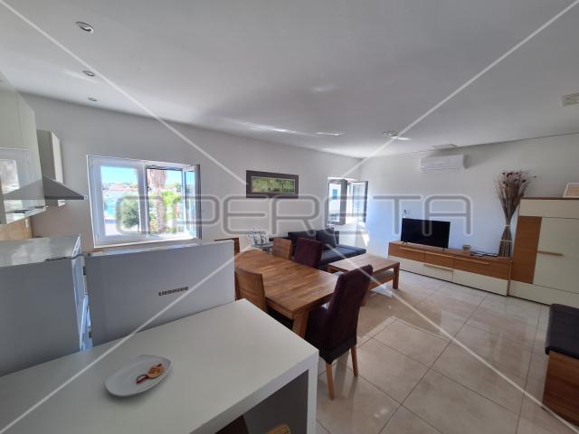Apartmanska kuća u centru Jezera, investicija