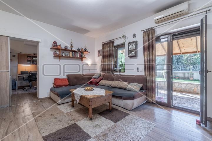 Apartmanska kuća u Puli s 5 apartmana, garažom i bazenom!