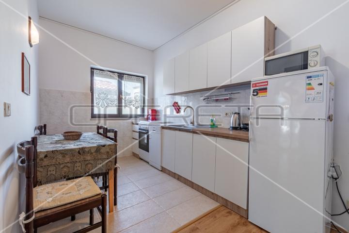 Apartmanska kuća u Puli s 5 apartmana, garažom i bazenom!