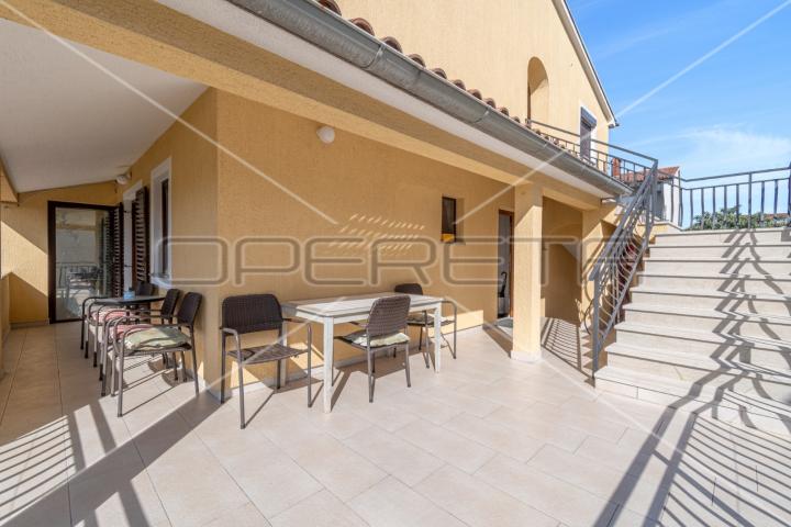 Apartmanska kuća u Puli s 5 apartmana, garažom i bazenom!