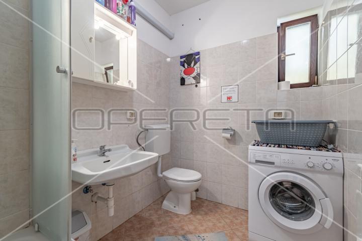Apartmanska kuća u Puli s 5 apartmana, garažom i bazenom!