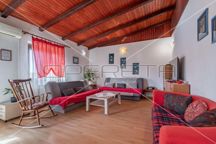 Apartmanska kuća u Puli s 5 apartmana, garažom i bazenom!