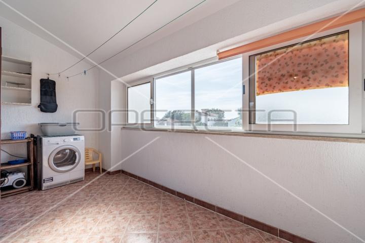 Apartmanska kuća u Puli s 5 apartmana, garažom i bazenom!