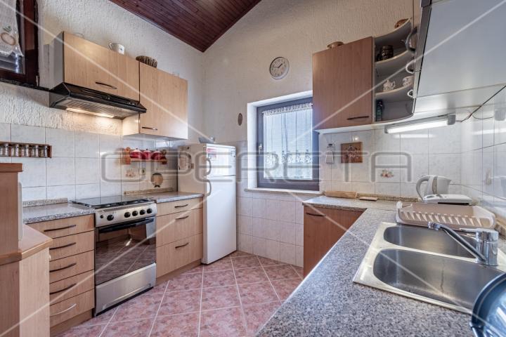 Apartmanska kuća u Puli s 5 apartmana, garažom i bazenom!