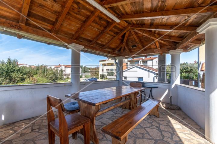 Apartmanska kuća u Puli s 5 apartmana, garažom i bazenom!