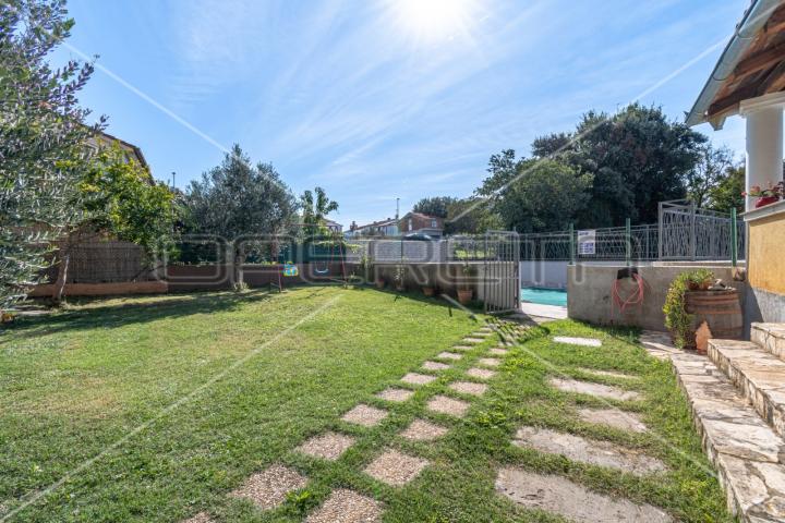 Apartmanska kuća u Puli s 5 apartmana, garažom i bazenom!