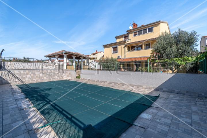 Apartmanska kuća u Puli s 5 apartmana, garažom i bazenom!