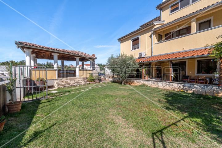 Apartmanska kuća u Puli s 5 apartmana, garažom i bazenom!