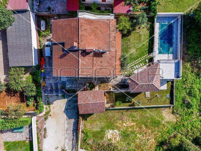 Apartmanska kuća u Puli s 5 apartmana, garažom i bazenom!