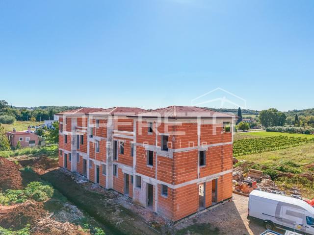 ISTRA, POREČ - Kuća zadnja u nizu na traženoj lokaciji nadomak grada U IZGRADNJI