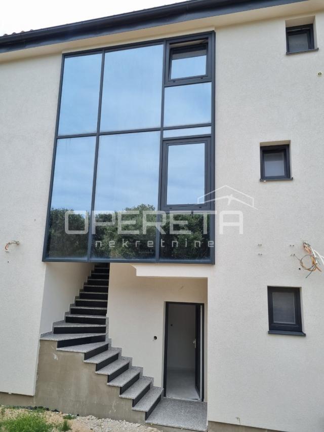 Novogradnja, trosoban stan s bazenom, prizemlje, 110 m2, vrt, Mandre, Pag