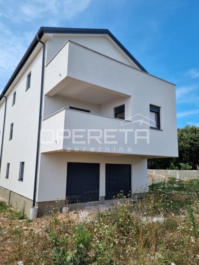 Novogradnja, trosoban stan s bazenom, prizemlje, 110 m2, vrt, Mandre, Pag