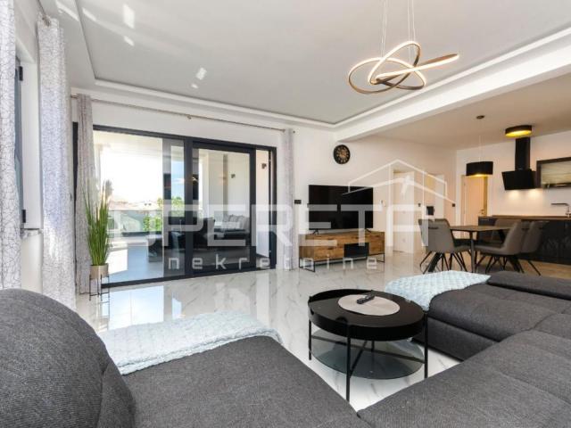 Kuća s 5 apartmana, Vodice- Srima