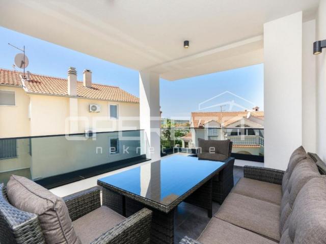 Kuća s 5 apartmana, Vodice- Srima