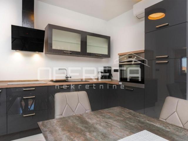 Kuća s 5 apartmana, Vodice- Srima