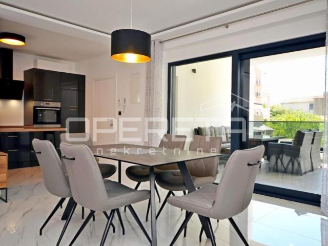 Kuća s 5 apartmana, Vodice- Srima