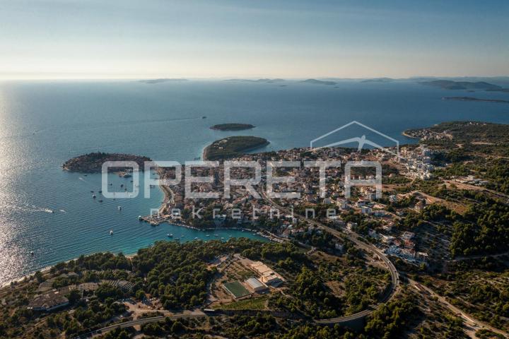 Investirajte u stil života – prostrana vila s bazenom pokraj Primoštena!