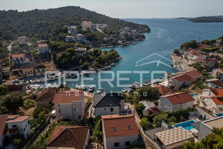 Ražanj - 1. red do mora - luksuzna vila useljiva i namještena