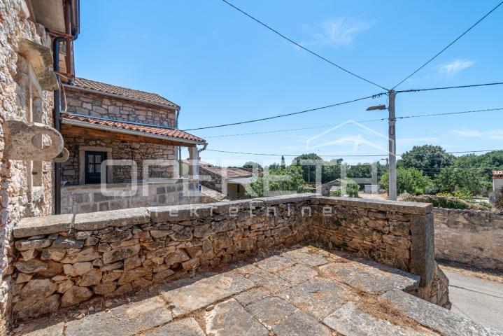 Istra, Baderna- Kuća u nizu s pogledom na more- roh bau
