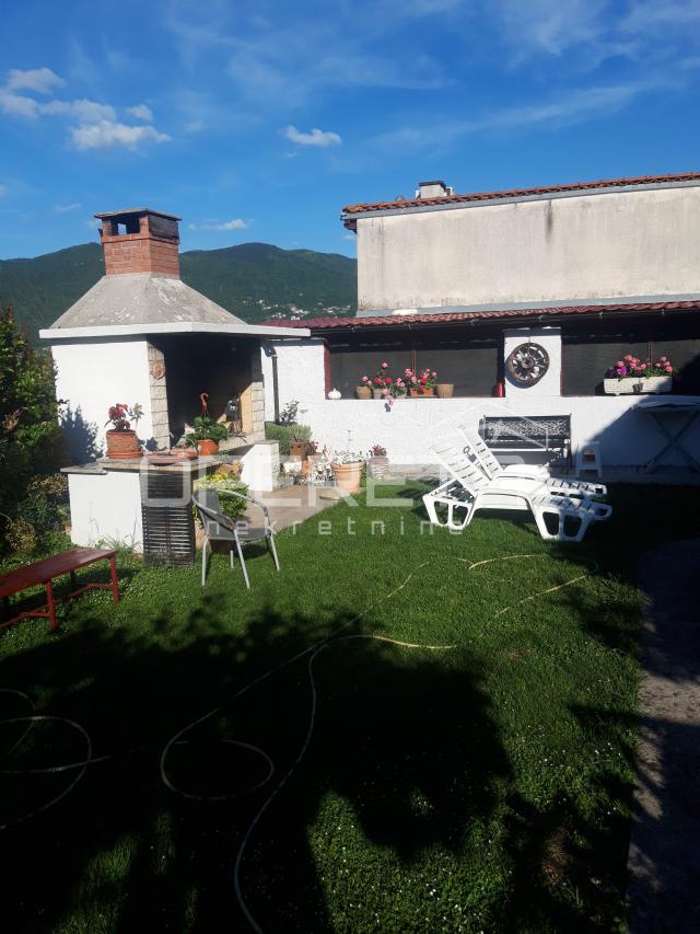 Prostrana samostojeća kuća u mirnom centru Matulja s panoramskim pogledom na Kva