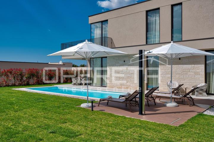 Istra, Poreč okolica - moderna vila s bazenom i pogledom na more
