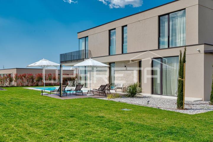 Istra, Poreč okolica - moderna vila s bazenom i pogledom na more
