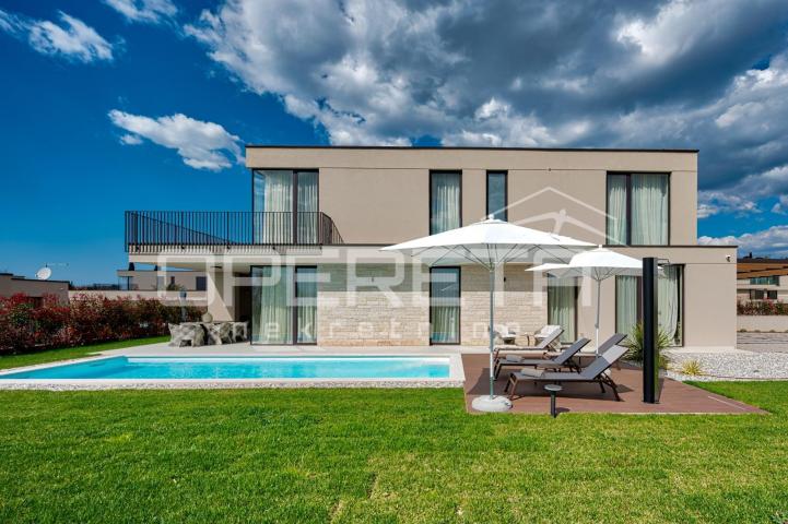 Istra, Poreč okolica - moderna vila s bazenom i pogledom na more
