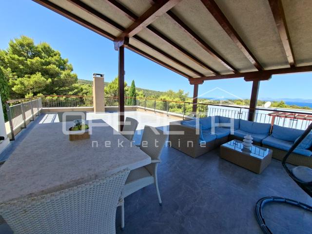 *** Splitska, Brač - Ekskluzivna villa s panoramskim pogledom na more ***