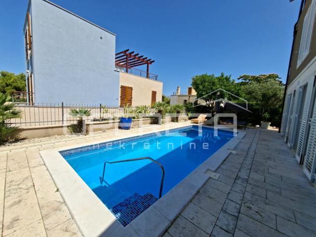*** Splitska, Brač - Ekskluzivna villa s panoramskim pogledom na more ***