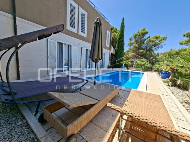*** Splitska, Brač - Ekskluzivna villa s panoramskim pogledom na more ***