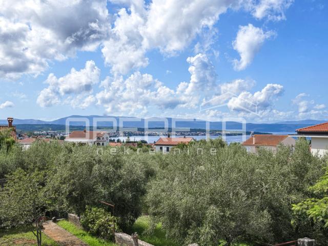 Moderna kuća s bazenom i 3 stambene jedinice – Malinska, otok Krk