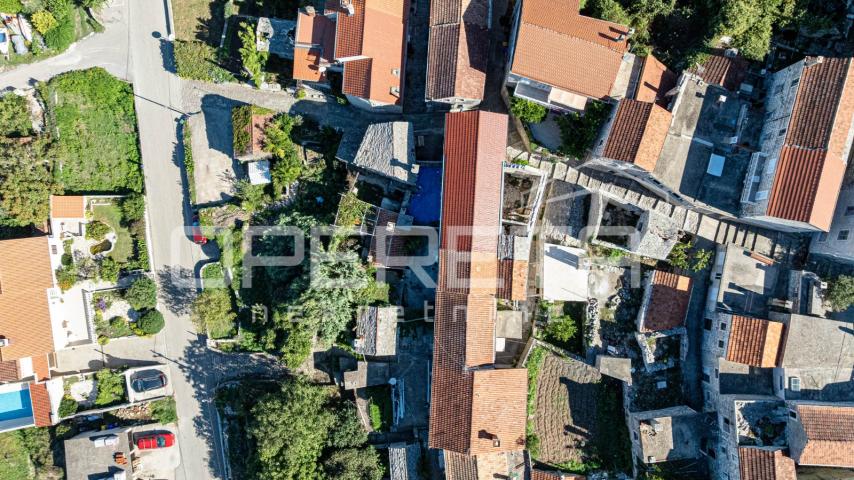 Šarmantne kamene kuće za obnovu u srcu Žrnova, Korčula