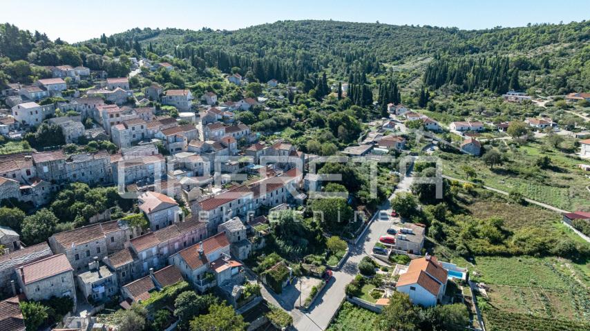 Šarmantne kamene kuće za obnovu u srcu Žrnova, Korčula
