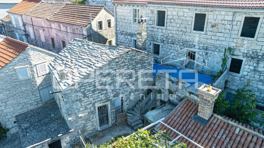Šarmantne kamene kuće za obnovu u srcu Žrnova, Korčula
