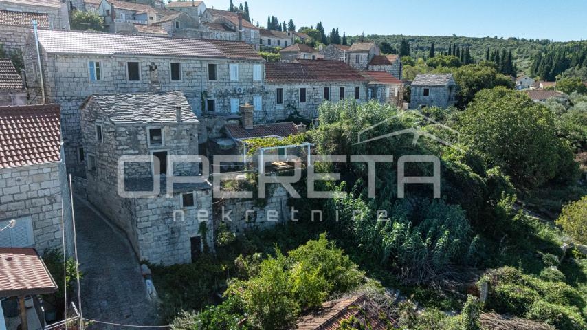 Šarmantne kamene kuće za obnovu u srcu Žrnova, Korčula