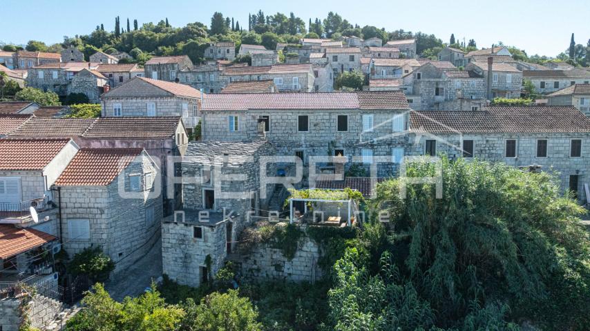 Šarmantne kamene kuće za obnovu u srcu Žrnova, Korčula