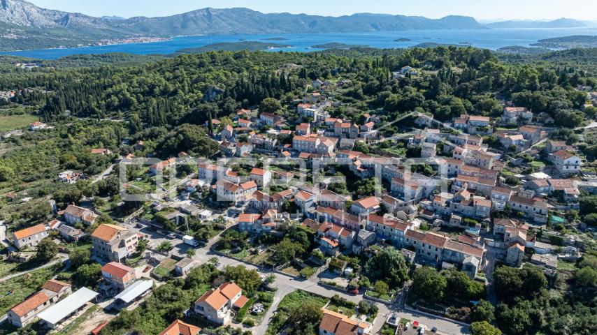 Šarmantne kamene kuće za obnovu u srcu Žrnova, Korčula
