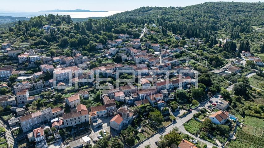 Šarmantne kamene kuće za obnovu u srcu Žrnova, Korčula